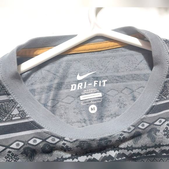 Black and Grey Patterned Nike Dri-Fit Shirt Size Medium With Pocket. - Picture 4 of 6